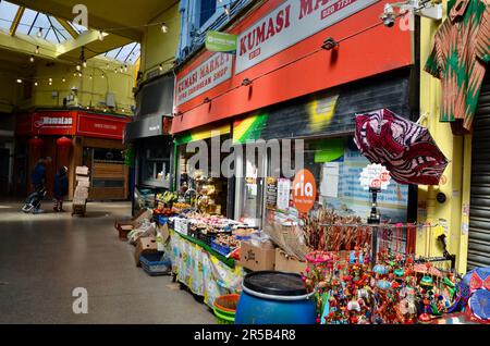brixton SW9 Markt mit Verkaufsständen, Läden, Restaurants, Bars usw. in der Arkade und an der Straße in lambeth london, england, Großbritannien, brixton Village Market Row und brixton Village Stockfoto