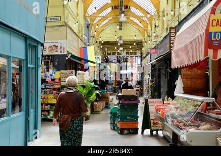 brixton SW9 Markt mit Verkaufsständen, Läden, Restaurants, Bars usw. in der Arkade und an der Straße in lambeth london, england, Großbritannien, brixton Village Market Row und brixton Village Stockfoto