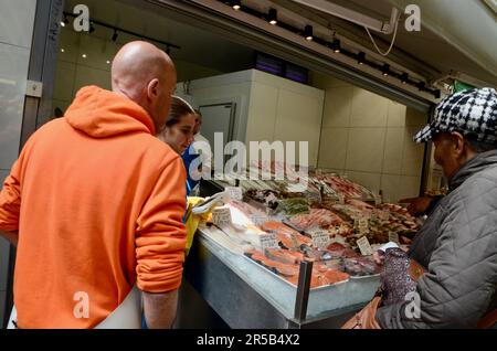 Fischstand; brixton SW9 Markt mit Verkaufsständen, Läden, Restaurants, Bars etc. In der Arkade und an der Straße in lambeth london, england, grossbritannien; brixton Village Market Row und brixton Village Stockfoto