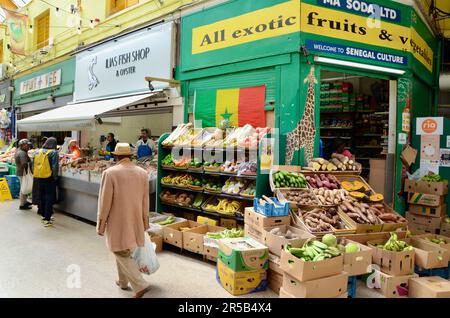 brixton SW9 Markt mit Verkaufsständen, Läden, Restaurants, Bars usw. in der Arkade und an der Straße in lambeth london, england, Großbritannien, brixton Village Market Row und brixton Village Stockfoto