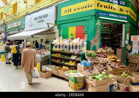 brixton SW9 Markt mit Verkaufsständen, Läden, Restaurants, Bars usw. in der Arkade und an der Straße in lambeth london, england, Großbritannien, brixton Village Market Row und brixton Village Stockfoto