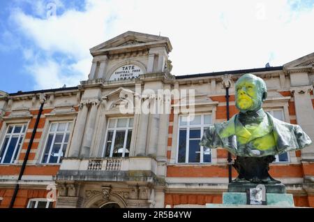 sir henry Tate Statue Büste gelb in brixton SW9 lambeth london england grossbritannien; brixton Village Market Row und brixton Village Village Stockfoto