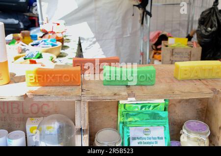 brixton Seife im SW9. Markt mit Verkaufsständen, Läden, Restaurants, Bars usw. in der Arkade und an der Straße in lambeth london, england, grossbritannien; brixton Village Market Row und brixton Village Stockfoto