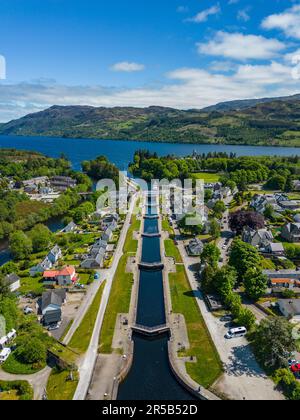 Luftaufnahme der Schleusen auf dem Caledonian Canal in Fort Augustus auf Loch Ness, Schottland, Großbritannien Stockfoto