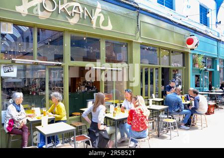 Okay; brixton SW9 Markt mit Verkaufsständen, Läden, Restaurants, Bars usw. in der Arkade und an der Straße in lambeth london, england, Großbritannien; brixton Village Market Row und brixton Village Stockfoto