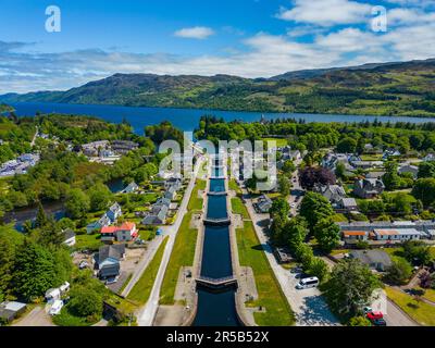 Luftaufnahme der Schleusen auf dem Caledonian Canal in Fort Augustus auf Loch Ness, Schottland, Großbritannien Stockfoto