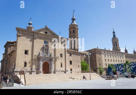 Die Kirche San Juan de Los Panetes und ihr schiefer Glockenturm auf der Plaza del Pilar, Saragossa, Aragon, Spanien, Stockfoto