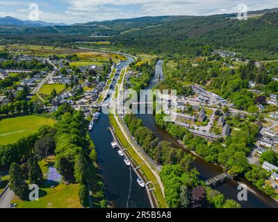 Luftaufnahme des Caledonian Canal und des Flusses Oich in Fort Augustus auf Loch Ness, Schottland, Großbritannien Stockfoto