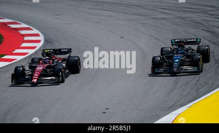 Spanien, 02/06/2023, George Russell (UK), Mercedes AMG Petronas F1 Team W14 und Zhou Guanyu (China), Alfa Romeo F1 C43 Team Skate Credit: PRESSINPHOTO SPORTS AGENCY/Alamy Live NewsCredit: PRESSINPHOTO SPORTS/Alamy Live News Stockfoto