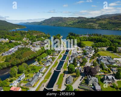 Luftaufnahme der Schleusen auf dem Caledonian Canal in Fort Augustus auf Loch Ness, Schottland, Großbritannien Stockfoto