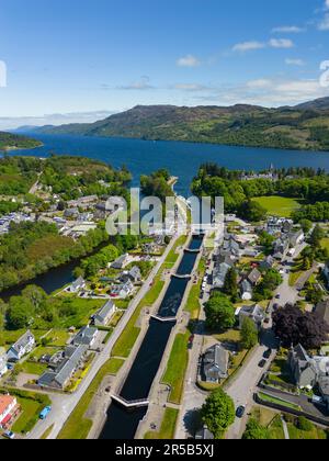 Luftaufnahme der Schleusen auf dem Caledonian Canal in Fort Augustus auf Loch Ness, Schottland, Großbritannien Stockfoto