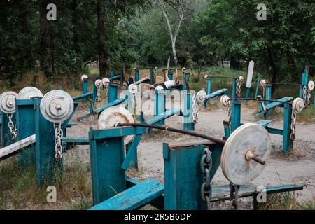 Kiew, Ukraine. 27. Mai 2023. Verrostete Sportgeräte aus der sowjetära im Outdoor-Fitnessstudio Kachalka, Kiew-Park. Trotz täglicher Raketenangriffe auf die ukrainische Hauptstadt Kiew geht das Leben weiter. Die Gäste können sich in den Parks entspannen und sportliche Aktivitäten im Freien ausüben. (Foto: Mykhaylo Palinchak/SOPA Images/Sipa USA) Guthaben: SIPA USA/Alamy Live News Stockfoto