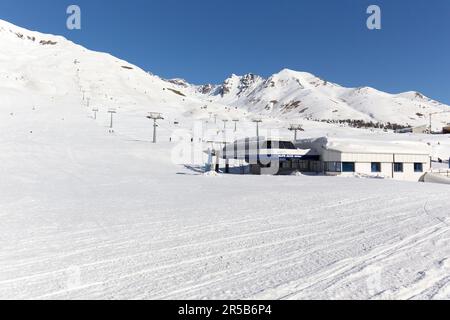 Tonale, Italien - 21. Februar 2021: Blick auf den passo del Tonale im Winter Stockfoto