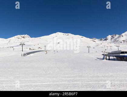 Tonale, Italien - 21. Februar 2021: Blick auf den passo del Tonale im Winter Stockfoto