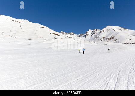 Tonale, Italien - 21. Februar 2021: Blick auf den passo del Tonale im Winter Stockfoto