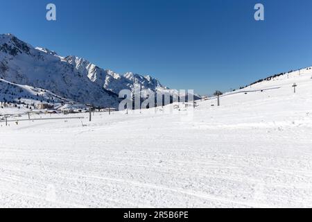 Tonale, Italien - 21. Februar 2021: Blick auf den passo del Tonale im Winter Stockfoto