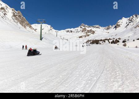 Tonale, Italien - 21. Februar 2021: Blick auf den passo del Tonale im Winter Stockfoto