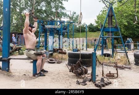 Kiew, Ukraine. 27. Mai 2023. Ein Mann, der im sowjetischen Fitnessstudio Kachalka im Kiew-Park trainiert. Trotz täglicher Raketenangriffe auf die ukrainische Hauptstadt Kiew geht das Leben weiter. Die Gäste können sich in den Parks entspannen und sportliche Aktivitäten im Freien ausüben. (Foto: Mykhaylo Palinchak/SOPA Images/Sipa USA) Guthaben: SIPA USA/Alamy Live News Stockfoto