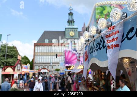 Emden, Deutschland. 02. Juni 2023. "Wir machen Emder Matjes" steht auf einer Wimpelkette auf einem Fischstand vor dem historischen Rathaus der 32. Matjestage. Beim traditionellen maritimen Festival dreht sich alles um Matjes für ein ganzes Wochenende. Dutzende traditioneller Schiffe, Slums und Zehntausende Besucher werden in der Matjestage in Ostfriesien erwartet. Kredit: Lars Penning/dpa/Alamy Live News Stockfoto