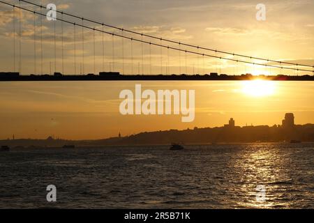 Die Bosporus-Brücke in Istanbul bei Sonnenuntergang. Panoramablick. Die Brücke verbindet asien und europa. Stockfoto