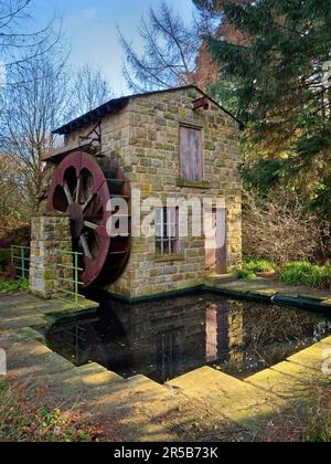 UK, West Yorkshire, Leeds, Roundhay Park, Chelsea Garden, Traditionelle Yorkshire Mill mit Wasserrad. Stockfoto