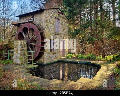 UK, West Yorkshire, Leeds, Roundhay Park, Chelsea Garden, Traditionelle Yorkshire Mill mit Wasserrad. Stockfoto