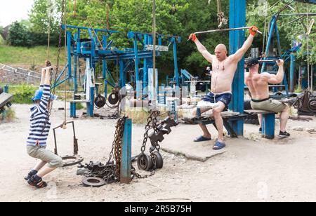 Kiew, Ukraine. 27. Mai 2023. Menschen, die im sowjetischen Fitnessstudio Kachalka, im Kiew-Park Sport treiben. Trotz täglicher Raketenangriffe auf die ukrainische Hauptstadt Kiew geht das Leben weiter. Die Gäste können sich in den Parks entspannen und sportliche Aktivitäten im Freien ausüben. (Credit Image: © Mykhaylo Palinchak/SOPA Images via ZUMA Press Wire) NUR REDAKTIONELLE VERWENDUNG! Nicht für den kommerziellen GEBRAUCH! Stockfoto