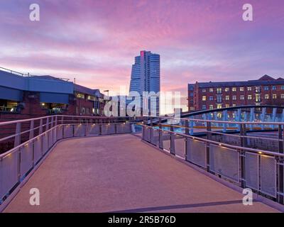 UK, West Yorkshire, Leeds, David Oluwale Bridge, die den Fluss Aire mit Bridgewater Place, auch bekannt als Dalek im Hintergrund, überquert. Stockfoto