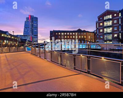 UK, West Yorkshire, Leeds, David Oluwale Bridge, die den Fluss Aire mit Bridgewater Place, auch bekannt als Dalek im Hintergrund, überquert. Stockfoto