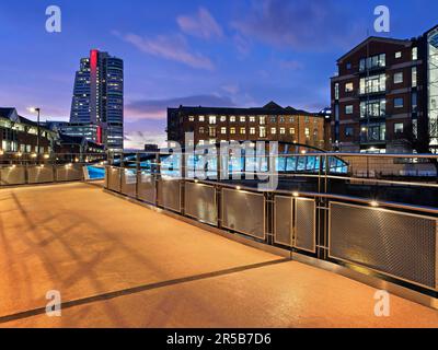 UK, West Yorkshire, Leeds, David Oluwale Bridge, die den Fluss Aire mit Bridgewater Place, auch bekannt als Dalek im Hintergrund, überquert. Stockfoto