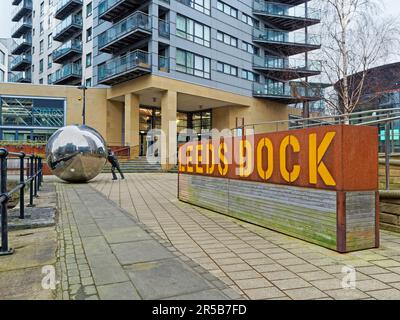 Skulpturen von UK, West Yorkshire, Leeds, Leeds Dock und Ein reflektierender Ansatz. Stockfoto