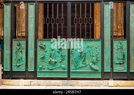 Bronzetüren der Kathedrale der römisch-katholischen Diözese von Trapani, gewidmet dem Heiligen Lorenz (Cattedrale di San Lorenzo). Trapani. Sizilien, Italien. Stockfoto