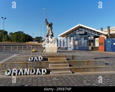 UK, West Yorkshire, Leeds, Billy Bremner Statue im Elland Road Stadium, Heimstadion des FC Leeds United. Stockfoto