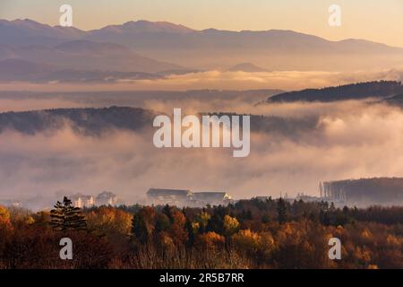 Der Herbst über der Stadt Banska Bystrica in der Zentralslowakei. Stockfoto