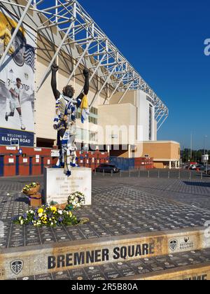 UK, West Yorkshire, Leeds, Billy Bremner Statue im Elland Road Stadium, Heimstadion des FC Leeds United. Stockfoto