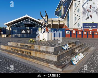 UK, West Yorkshire, Leeds, Billy Bremner Statue im Elland Road Stadium, Heimstadion des FC Leeds United. Stockfoto