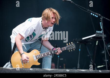 Nürnberg, Deutschland. 02. Juni 2023. Joe Langridge-Brown (Gitarre) von der britischen Rockband Nothing but Thieves tritt während des Open-Air-Festivals Rock im Park auf der Utopia-Bühne auf. Kredit: Daniel Vogl/dpa/Alamy Live News Stockfoto