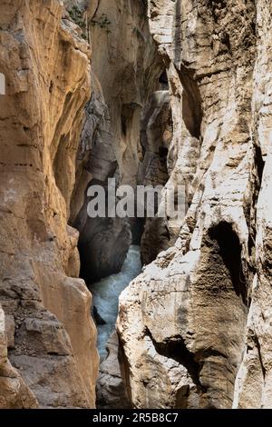 Perspektive von oben auf die Canyonwände und den Fluss am Fuß des steilen und engen Caminito del Rey Canyons in Andalusien in Spanien Stockfoto