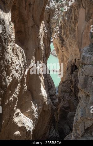 Perspektive von oben auf die Canyonwände und den Fluss am Fuß des steilen und engen Caminito del Rey Canyons in Andalusien in Spanien Stockfoto