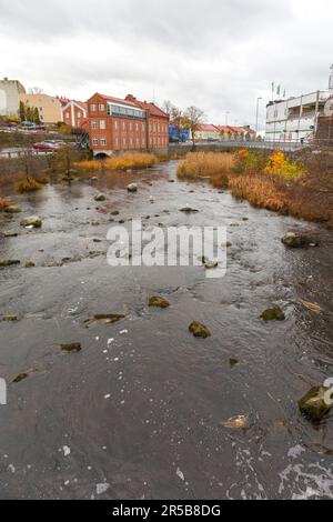 Stromstad, Schweden - 1. November 2016: Breiter und flacher Fluss Stromsan am Tag des Regenfalls in der Stadt Stromstad. Stockfoto