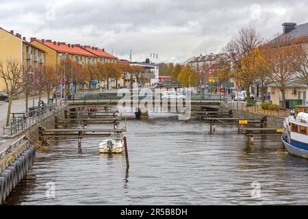 Stromstad, Schweden - 1. November 2016: Brücken über den Fluss Stromsan am regnerischen Herbsttag in der Stadt Stromstad. Stockfoto