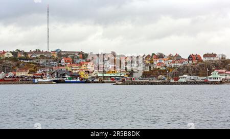 Stromstad, Schweden - 1. November 2016: Wohngebäude, Skyline der Stadt im Herbst mit Meerblick. Stockfoto