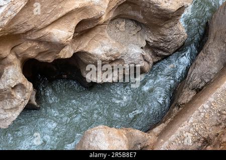 Perspektive von oben auf die Canyonwände und den Fluss am Fuß des steilen und engen Caminito del Rey Canyons in Andalusien in Spanien Stockfoto