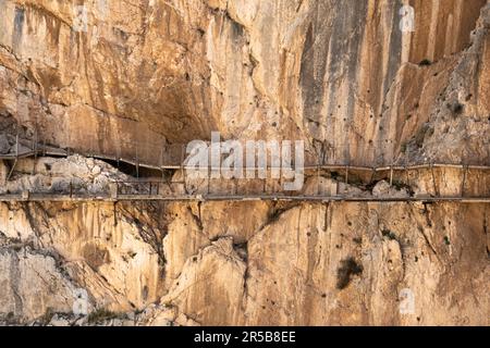 Nahaufnahme des alten und neuen Fußwegs der Caminito del Rey Wanderung, die an der Seite des Flussufers in Andalusien in Spanien hängt Stockfoto