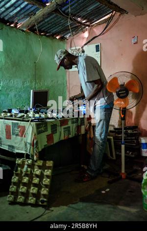 Nicolas Remene / Le Pictorium - Solarenergie und ländliche Entwicklung in der Region Gabu - 13/03/2017 - Guinea-Bissau / Gabu / Gabu - Pirada, Computer- und Elektronikreparaturwerkstatt von Sacko Balde. Außerdem werden Mobiltelefone aufgeladen. *Solar Home System (SHS): Solar Home Energy System. Stockfoto