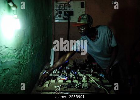 Nicolas Remene / Le Pictorium - Solarenergie und ländliche Entwicklung in der Region Gabu - 13/03/2017 - Guinea-Bissau / Gabu / Gabu - Pirada, Computer- und Elektronikreparaturwerkstatt von Sacko Balde. Außerdem werden Mobiltelefone aufgeladen. *Solar Home System (SHS): Solar Home Energy System. Stockfoto