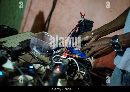 Nicolas Remene / Le Pictorium - Solarenergie und ländliche Entwicklung in der Region Gabu - 13/03/2017 - Guinea-Bissau / Gabu / Gabu - Pirada, Computer- und Elektronikreparaturwerkstatt von Sacko Balde. Außerdem werden Mobiltelefone aufgeladen. *Solar Home System (SHS): Solar Home Energy System. Stockfoto