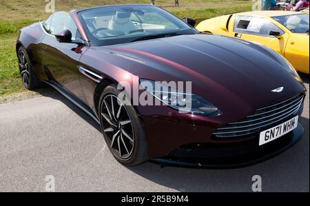 Dreiviertel Vorderansicht eines Dark Red, 2021, Aston Martin DB11 Volante, ausgestellt auf der Deal Classic Car Show 2023 Stockfoto