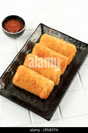 American Risoles oder Risoles Mayo, traditioneller indonesischer Snack mit geräuchertem Rind oder Wurst, gekochten Eiern, Käse und Mayonnaise. Stockfoto