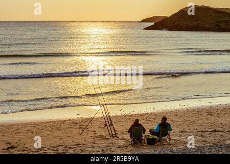 Meeresanglern Strand bei Sonnenuntergang an der Whitesands Bay, einem Strand mit der Blauen Flagge auf der Halbinsel St. David im Pembrokeshire Coast National Park, Wales Stockfoto